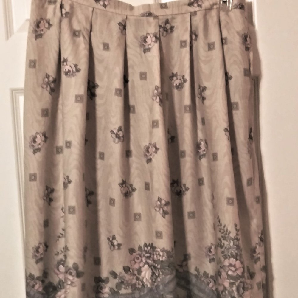 Koret Full Skirt with Flower Print - 22W - EUC